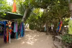Дорожка между баром и пляжем на острове Пинель