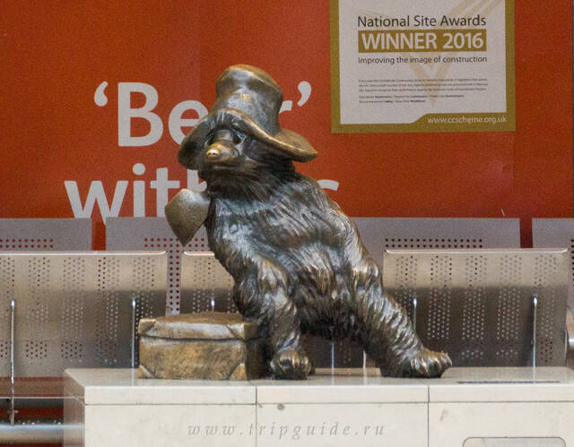 Памятник медвежонку Пэддингтон на вокзале в Лондоне