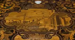 Стол с маркетри — вероятно был произведен в ознаменование возвращения порта Напфлио в состав Венецианской республики во время войны с Оттоманской империей