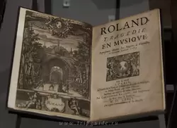 Либретто оперы «Роланд» была представлена Его величеству в Версале 8 января 1685 (Roland: tragedie en musique. Representee devant Sa Majeste a Versailles, le huitieme ianvier 1685)