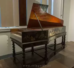 Клавесин, Жан-Антуан Водри (Париж, 1681) был популярным инструментом в конце 17-го века, использовался соло или в сопровождении вокала или других инструментов