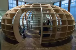 Глобус «Los Carpinteros» (Плотники) — интерпретируется как карта земли, книжный шкаф, архитектурная модель, а также как тюрьма «Паноптикум», где один охранник может наблюдать за всеми заключенными