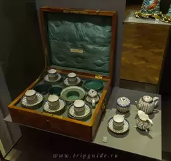 Чайный набор в чемодане (Севрская мануфактура, Париж) — данный набор вероятно был собран парижским торговцем для английского актера, драматурга и театрального менеджера Дэвида Гарика