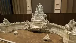 Настольный фонтан был установлен в Дрезденском дворце как эффектное украшение десертного стола во время королевской свадьбы в 1747 г.