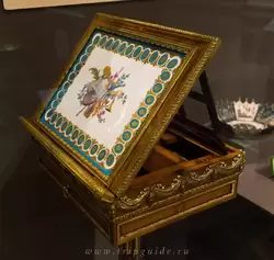 Пюпитр (подставка для нот) и письменный стол (Париж, около 1777-1785) — верх этого девайса может подниматься чтобы использовать его как подставку для нот или опускаться, чтобы использовать как стол