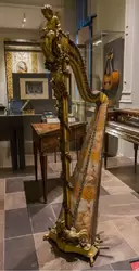 Педальная арфа (Париж, около 1785) — античный инструмент, который стал вновь популярным в 18-м веке благодаря техническим инновациям