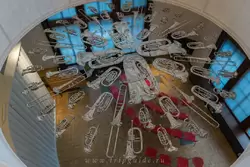«Задыхающийся» Коренлия Паркер, 2001 г. — коллекция духовых инструментов была раздавлена механизмами Тауэрского моста, символизирует последний вздох и вторую (музейную) жизнь Викторианской эпохи