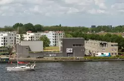 Школа в Амстердаме с видом на круизные корабли