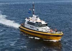 Лоцманское судно забирает лоцмана при выходе Конингсдама в Северное море