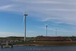 Ветряки на берегу Северного моря в Голландии