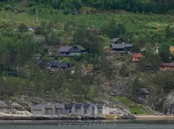 Домики рыбаков у воды и поселок Djønno