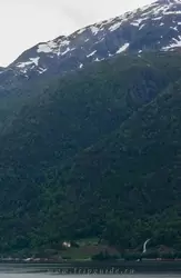 Луга под горой в Норвегии