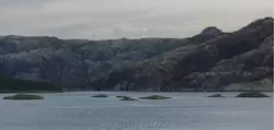 Скалы в Норвегии в проливе Лангенуэн