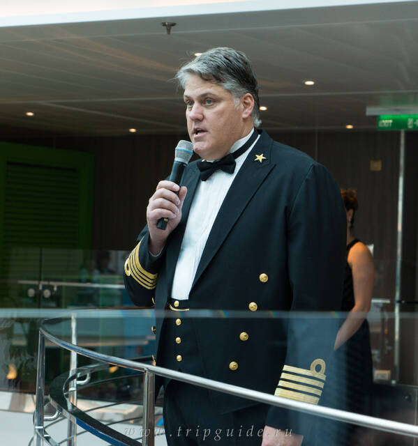 Капитан корабля «Koningsdam»