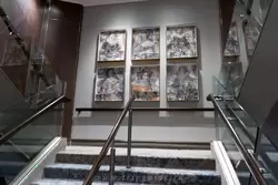 Произведения искусства украшают лестницы