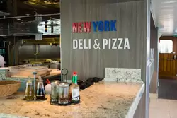 «Нью-Йорк дели энд Пицца» — бесплатное кафе на 10 палубе (New York deli and Pizza)