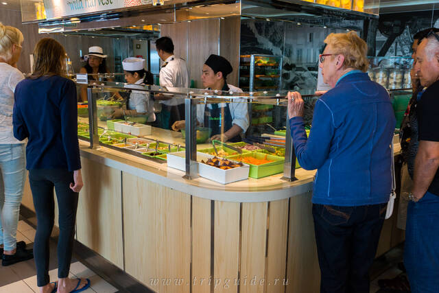 Ресторан «Лидо Маркет» типа шведский стол - продукты закрыты стеклом, надо ткнуть пальцем чтобы тебе что-то положили в тарелку, ну или произнести название продукта на английском