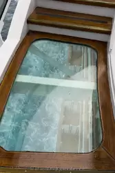 Лестница со стеклянным полом, нависает над видой, на корме 9 и 10 палубы