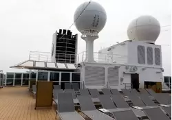 Спутниковые тарелки на корабле с защитными колпаками