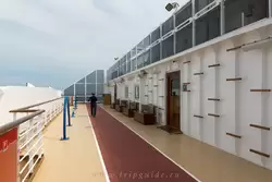 Беговая дорожка над главным бассейном на 11 палубе