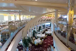 Главный ресторан круизного корабля «Конингсдам» («The Dining room»), корма 2 и 3 палубы