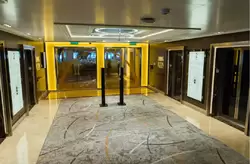 Холл у лифтов на корме 2-й палубы