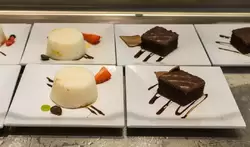 Десерты в ресторане «Лидо Маркет» (шведский стол)