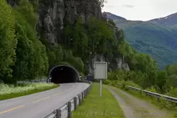 Тоннель Диркорн в Норвегии, 1540 метров длинной, был открыт в 2003 году как часть дороги от Олесунна до Гейрангера (Dyrkorntunnelen)