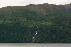 Водопад Скуте (Skotselva) на берегу Стурфьорда и горная ферма