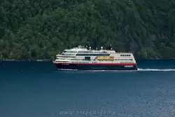 Корабль Hurtigruten Trollfjord