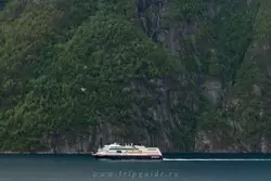 Фьорд и корабль — красивое фото