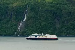Судно «Троллфьорд» Хуртигрютен и водопад Скуте (Skotselva)