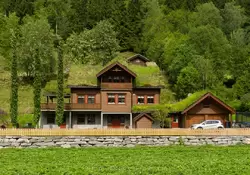 Дом с крышей из травы в Норвегии, поселок Валлдал (Valldal)