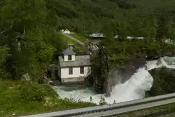 Домик-гидроэлектростанция на горной реке в Норвегии
