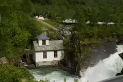 Гидроэлектростанция на горной реке в Норвегии