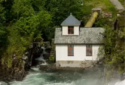 Гидроэлектростанция на горной реке, слева от домика — лестница для подъема рыбы во время нереста