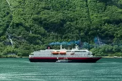 Корабль «Kong Harald» компании Hurtigruten в Гейрангере