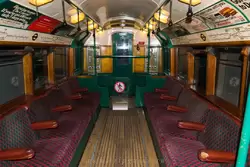 Поезд метро Лондона 1938-tube stock — все двигатели и электрооборудование были размещены под полом, а плоская передняя сторона позволяли перевозить больше пассажиров