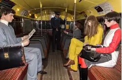 Двухэтажный автобус Routemaster — первая палуба и пассажиры