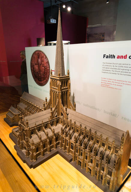 Модель собора Святого Павла показывает, как он выглядел до 1561 года, когда его шпиль был уничтожен молнией. Он был построен в 1320 году и на тот момент был самой большой постройкой в Англии