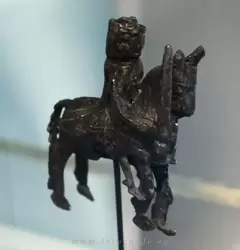 Игрушечный рыцарь, около 1300 г. — изготовлена из олова, изображает рыцаря на коне с поднятым мечом