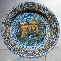 Памятная тарелка, датируется 1600 г. — старейшая английская фаянсовая посуда с английской надписью, сделана в Олдгейте (Aldgate) фламандскими гончарами-беженцами