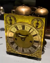 Настольные часы Томаса Томпиона (Thomas Tompion), около 1692 г. — были сделаны самым известным часовым мастером того периода, к 1690 имел мастерскую на перекрестке Water Lane и Fleet Street
