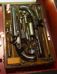 Пистолеты для дуэли фирмы «Toms», около 1810 — пистолеты с ударно-кремниевым замком принадлежали капитану милиции, учрежденной в Лондоне в время наполеоновских войн