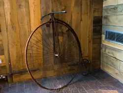 Велосипед конструкции Пенни-фартинг, название происходит от британских монет, поскольку пенни намного больше фартинга