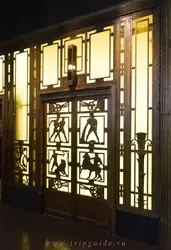 Дверь лифта из универмага Селфридж и многие годы был самым роскошным в Лондоне