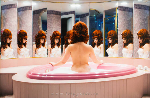 «Апартаменты Медовый месяц» (автопортрет) Юнона Клипсо (Juno Calypso) — на фото автор показывает образ Джойс — женственность, гипертрофированная до абсурда