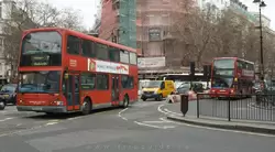 Современные двухэтажные автобусы в Лондоне
