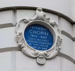 Фредерик Шопен дал свой первый концерт в Лондоне в этом здании 23 июня 1848 г.