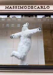 Медведь в витрине магазина Массимо де Карло в Лондоне (Massimo de Carlo)